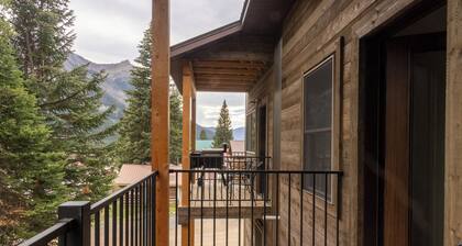 Inviting 3-Bedroom Retreat with Mountain Views – Minutes from Yellowstone’s Northeast Entrance