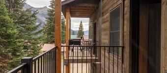 Inviting 3-Bedroom Retreat with Mountain Views – Minutes from Yellowstone’s Northeast Entrance