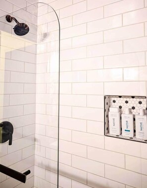 Haartrockner, Handtücher, Seife, Shampoo