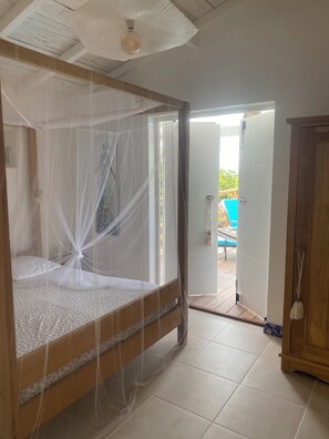 4 bedrooms, iron/ironing board, WiFi, bed sheets