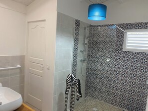 Haartrockner, Handtücher, Seife, Toilettenpapier