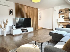 TV - Premium Maisonette w/ A/C, Private Parking & Green Terrace – Bratislava (Braitslava)