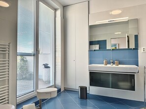 Haartrockner, Handtücher, Seife, Toilettenpapier