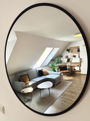 TV - Premium Maisonette w/ A/C, Private Parking & Green Terrace – Bratislava (Braitslava)