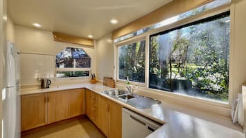 Stovetop, cookware/dishes/utensils