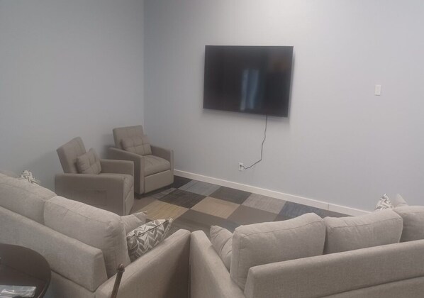 Living area - Large cabin - all appliances - 3 miles from large lake; River Tubing, water park (Blanco)