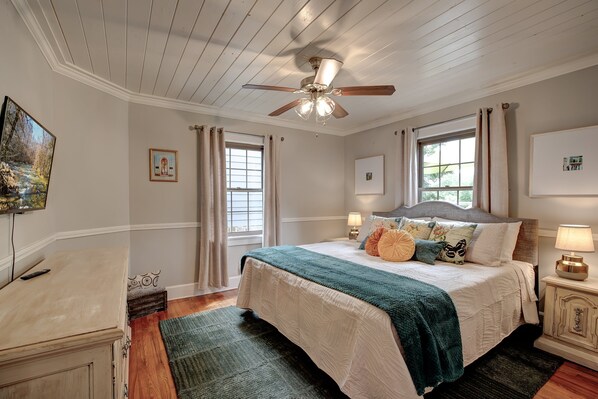 4 bedrooms, iron/ironing board, free WiFi, bed sheets