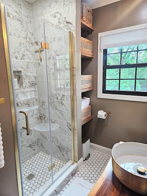Douche, séchoir à cheveux, serviettes fournies, savon