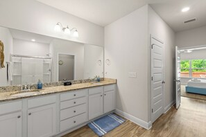 Hair dryer, towels, soap, toilet paper - The Emerald Cove - Heated Saltwater Pool, Hot tub, Sauna, Game room - Sleeps 13 (Panama City Beach)