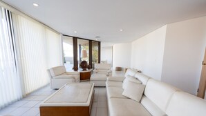 Ein modernes Wohnzimmer mit einer Eckcouch, einem Couchtisch und einem Essbereich.