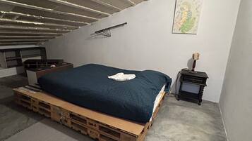 3 makuuhuonetta, silitysrauta/-lauta, vuodevaatteet