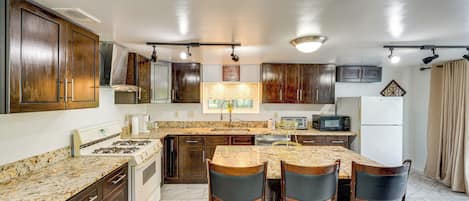 Fridge, microwave, stovetop, dishwasher