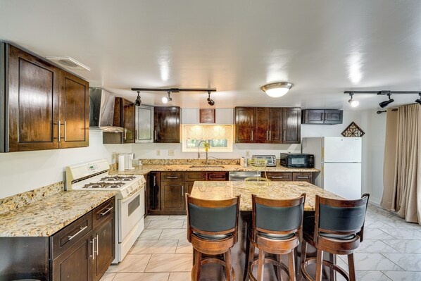 Fridge, microwave, stovetop, dishwasher
