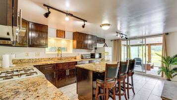Fridge, microwave, stovetop, dishwasher
