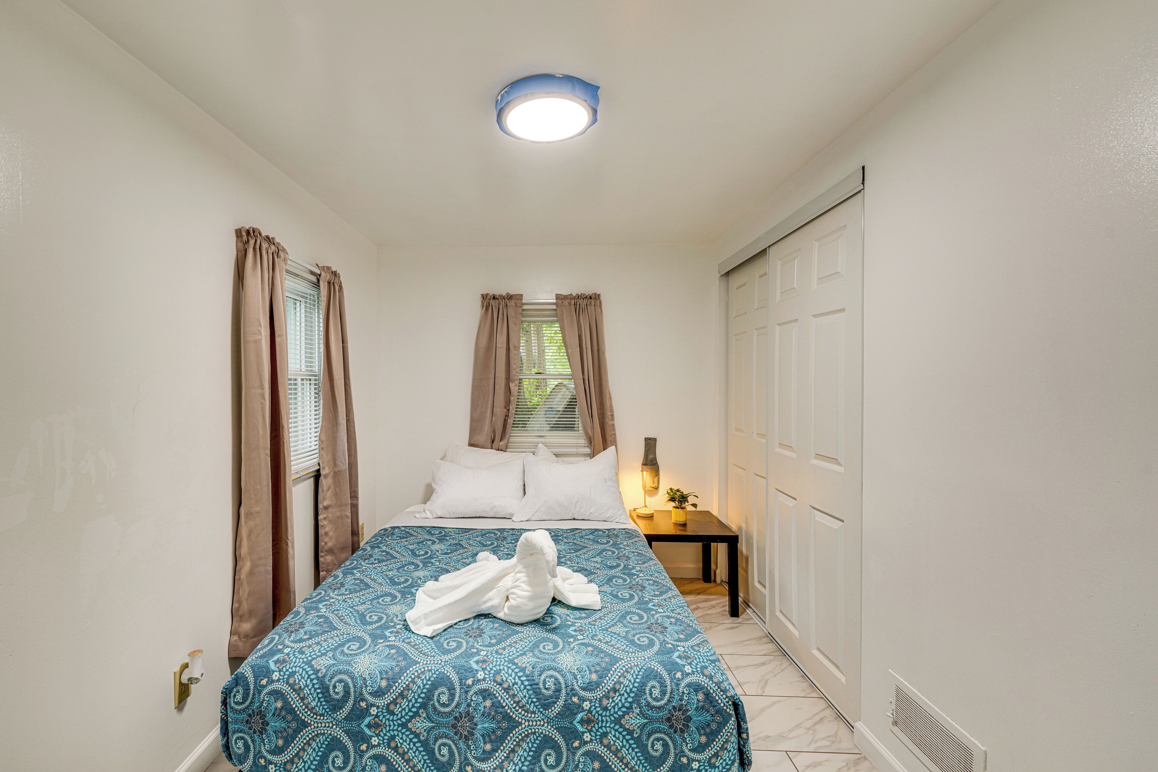 3 bedrooms, iron/ironing board, internet, bed sheets