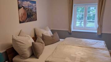 3 bedrooms, travel crib, free WiFi, bed sheets