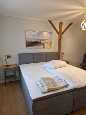 3 bedrooms, travel crib, free WiFi, bed sheets - "Spacious, cozy vacation apartment in the Lehnenhof" rural, not far from the Baltic Sea (Biendorf)