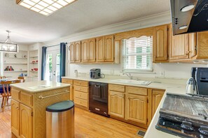 Fridge, microwave, stovetop, dishwasher