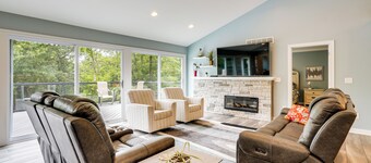 4 Mi to Dtwn: Ohio River Valley Home w/ Deck!