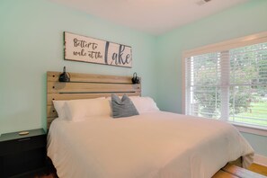 4 bedrooms, desk, travel cot, Internet - Lakefront Home w/ Hot Tub & Dock in Cross Hill! (Cross Hill)