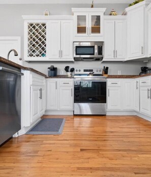 Kjøleskap, mikrobølgeovn, ovn og kokeplater