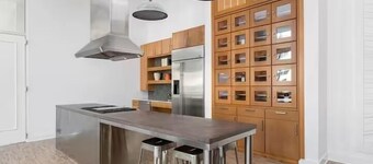 Spacious 2-Bedroom Apt, 5 minutes to Uptown