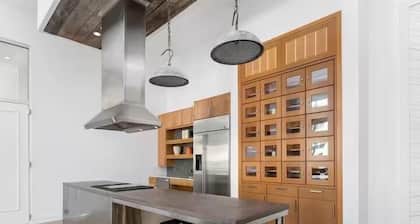 Spacious 2-Bedroom Apt, 5 minutes to Uptown