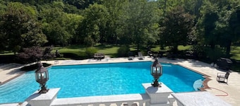 Oasis Pool Retreat 8 Bedrooms New Management