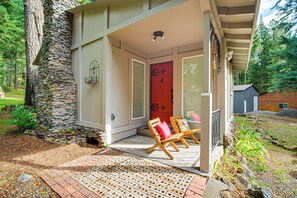 Terrace/patio - Forest Cabin by Crater Lake & Klamath Falls (Klamath Falls)