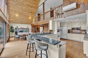 Fridge, microwave, oven, stovetop - NEW! Arcade-Sauna-Hot Tub-Gym-Fire Pit-BBQ Grill (Big Bass Lake)