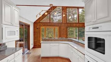 Een koelkast, een microgolfoven, een oven, een kookplaat