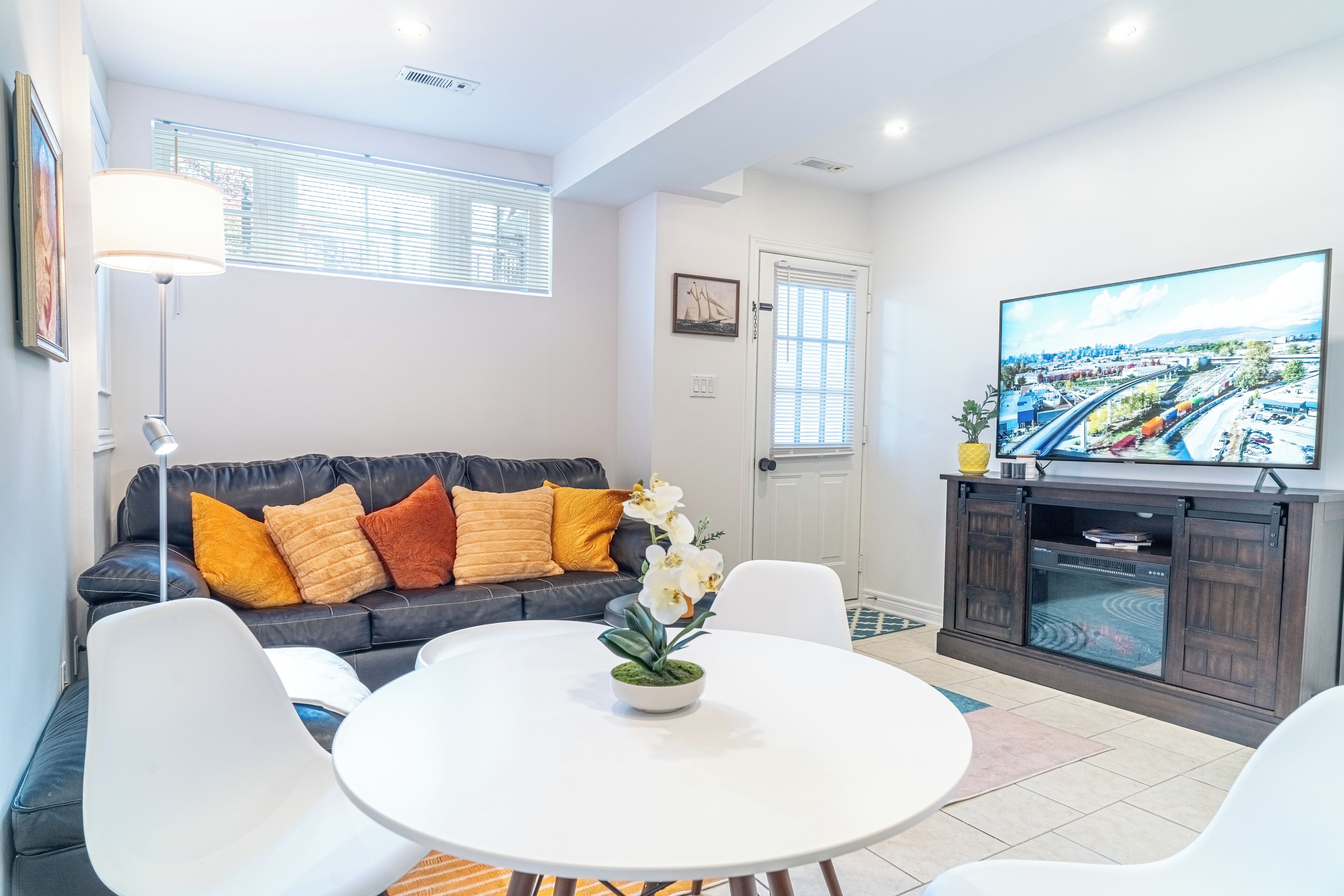 600 Sq Ft. 1br - Wfh Setup, Dining, Pool, Transit - Toronto