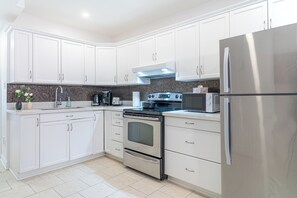 Micro-ondes, four, plaque de cuisson