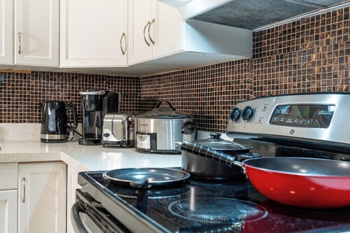 600 sq ft. 1BR - WFH Setup, Dining, Pool, Transit