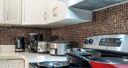 600 sq ft. 1BR - WFH Setup, Dining, Pool, Transit