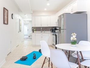 Microwave, oven, stovetop - 600 sq ft. 1BR - WFH Setup, Dining, Pool, Transit (Toronto)