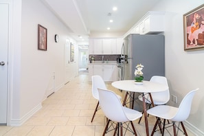 Dining - 600 sq ft. 1BR - WFH Setup, Dining, Pool, Transit (Toronto)