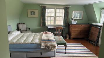 6 bedrooms, iron/ironing board, WiFi, bed sheets