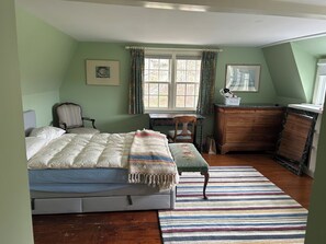 6 bedrooms, iron/ironing board, WiFi, bed sheets