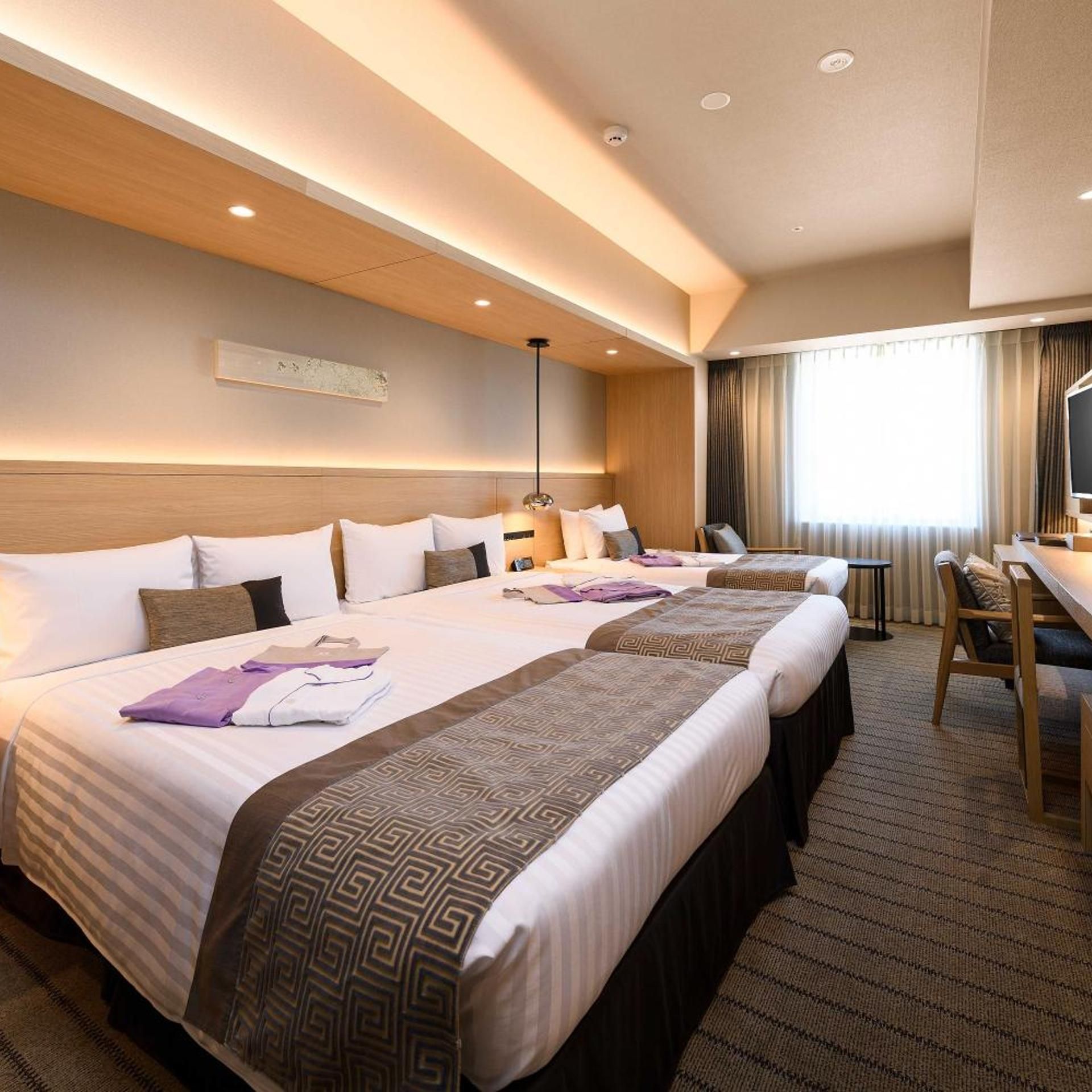 Una habitación de hotel con una cama grande, un escritorio y una silla.