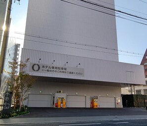 Un edificio moderno con un cartel grande que indica un hotel para viajeros de negocios.