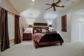 3 عدّة غرف نوم ومكواة/لوح كي وواي فاي وملاءات أسرّة