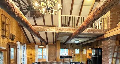 Rustic Log Cabin near National Park with Hot Tub & Mountain Views
