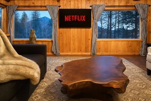 Smart-TV, Kamin, Bücher