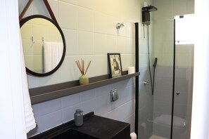 Secadora de cabello, toallas, jabón, papel de baño 