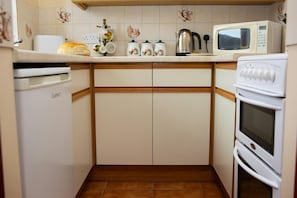 Kühlschrank, Mikrowelle, Toaster, Kochgeschirr/Geschirr/Besteck