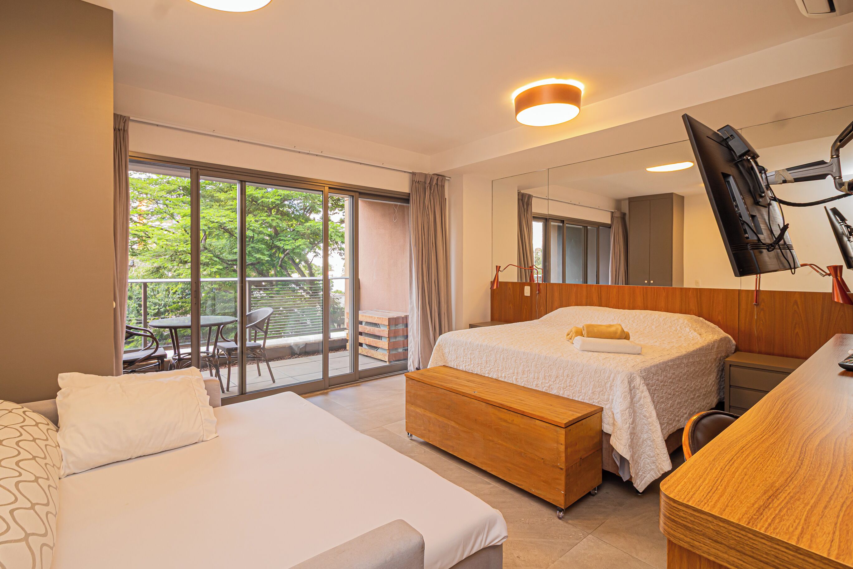 1 quarto, escrivaninha, ferros/tábuas de passar roupa, berço de viagem