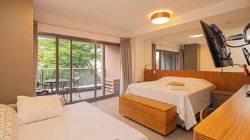 1 quarto, escrivaninha, ferros/tábuas de passar roupa, berço de viagem