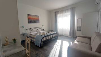 Comfort tweepersoonskamer, uitzicht op stad | Een kluis op de kamer, een bureau, verduisterende gordijnen