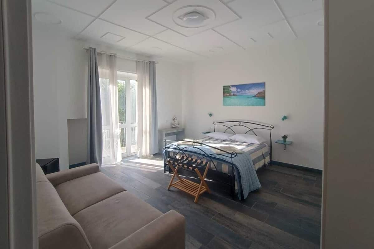 Classic Quadruple Room, City View | Peti besi dalam bilik, meja, langsir/tirai gelap terus, kalis bunyi